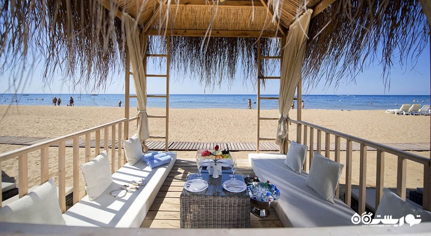 آلاچیق کنار ساحل